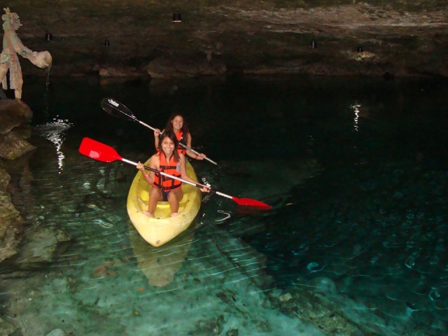 Rema en el cenote